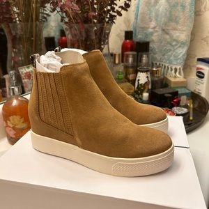 NEW Dolce Vita “Wilson” Pull On Fashion Shoe, Cashew Suede Size 6